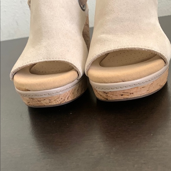 Elegant Women's Cream Wedge Sandals - Picture 6 of 10